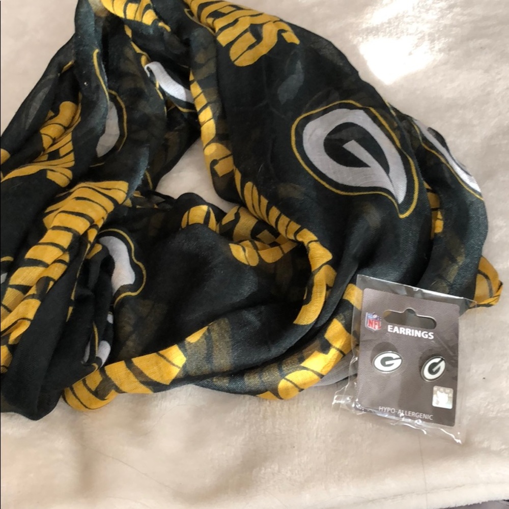 Greenbay packers scarf and earrings